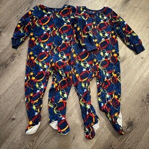 Lot of 2 boys pajamas footie sleepers for twins